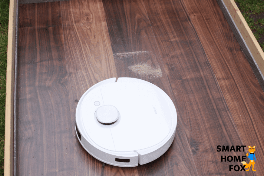 Ecovacs Deebot T9 beim Sand Saugtest auf dem Laminat